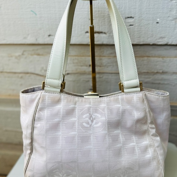 CHANEL travel line shoulder bag - Picture 12 of 17